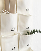 Nahaufnahme einiger Türchen des Stoff-Adventskalenders.