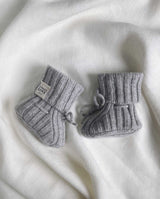 Hellgraues Paar gestrickte Cashmere Babyschuhe mit Schnürung und UNIQUE LOVE Label.
