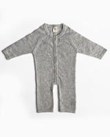 Baby Cashmere Overall in hellgrau mit langen Armen und Beinen, einer Knopfleiste und einem Rundhalsausschnitt.