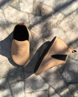 Chelsea Boots – Leder Lauflernschuhe für Kleinkinder in der Farbe caramel In Front- und Seitenansicht auf einem Steinboden.