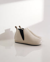 Chelsea Boots – Lederschuhe zum Laufen Lernen für Kleinkinder in der Farbe creme in Seitenansicht.