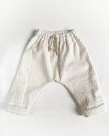 Pumphose für Babys und Kleinkinder aus Cordstoff in off white mit aufgesetzter Schnürung am Bund.