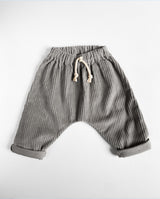 Pumphose für Babys und Kleinkinder aus hellgrauem Cordstoff mit aufgesetzter Schnürung am Bund.