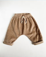 Pumphose für Babys und Kleinkinder aus Cordstoff in Farbe warm sand mit aufgesetzter Schnürung am Bund.