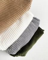 Farbvarianten des Cord-Stoffs aus dem die Baby- und Kleinkinder-Cordhosen bestehen.