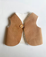 Weste zum Wenden für Kleinkinder aus echtem Leder mit einem Knopf zum Verschließen an der Vorderseite.