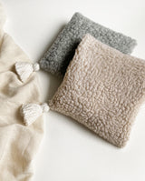 Zwei Kirschkernkissen aus Teddystoff: cozy creme und grau.