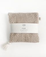 Kirschkernkissen aus Teddystoff in creme mit Quaste als Detail an der Ecke.