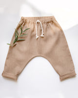 Pumphose für Babys und Kleinkinder aus Leinenstoff in der Farbe hellbraun mit aufgesetzter Schnürung am Bund.