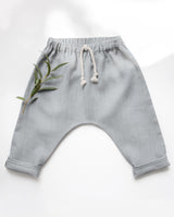 Pumphose für Babys und Kleinkinder aus hellgrauem Leinenstoff mit aufgesetzter Schnürung am Bund.