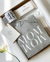 Geschenkset für Mamas: Kapuzepullover, Augenkissen, Henkeltasse, Grußkarte und Kerze.