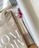 Detailansicht Hoodie MOM WOW, Augenkissen und Kerzen.