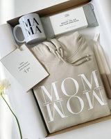 Geschenkset für Mamas: Kapuzepullover, Augenkissen, Henkeltasse, Grußkarte und Kerze.