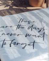 Ausgebreitetes Musselintuch mit dem Schriftzug "These are the days I never want to forget".