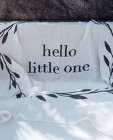 Ausgebreitetes Musselintuch mit dem Schriftzug "Hello Little one".