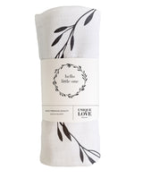 Musselintuch mit Banderole, die einen Hinweis auf den Schriftzug "Hello Little one" gibt.