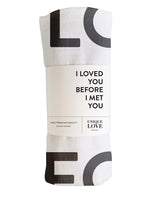 Musselintuch mit Banderole, die einen Hinweis auf den Schriftzug "I loved you before I met you" gibt.