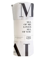 Musselintuch mit Banderole, die einen Hinweis auf den Schriftzug "All of me loves all of you" gibt.