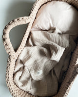 Musselindecke für Babys in sand von UNIQUE LOVE liegt in einem Baby Körbchen.