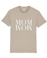 T-Shirt mit geradem Schnitt und der weißen Aufschrift MOM WOW in der Farbe sand.