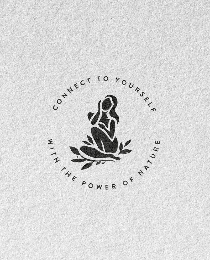 Siegel: „Connect to yourself with the power of nature“ Schriftzug bildet einen Kreis. Eine Frau dargestellt als Silhouette sitzt auf Zweigen im inneren des Kreises.