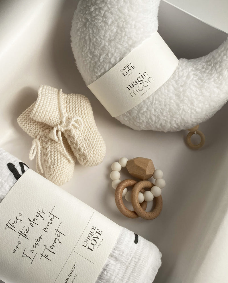 Giving love | Newbornbox - Love you to the moon and back -