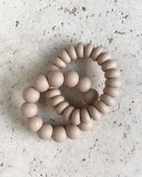 Greifling aus zwei Ringen mit unterschiedlich großen Silikonperlen in der Farbe pure sand.