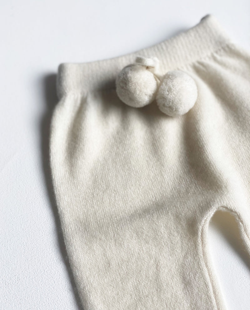 Baby Pumphose aus Cashmere mit zwei Bommeln am Bund in creme.