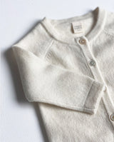 Baby Cashmere Overall in creme mit langen Armen, einer Knopfleiste und einem Rundhalsausschnitt.