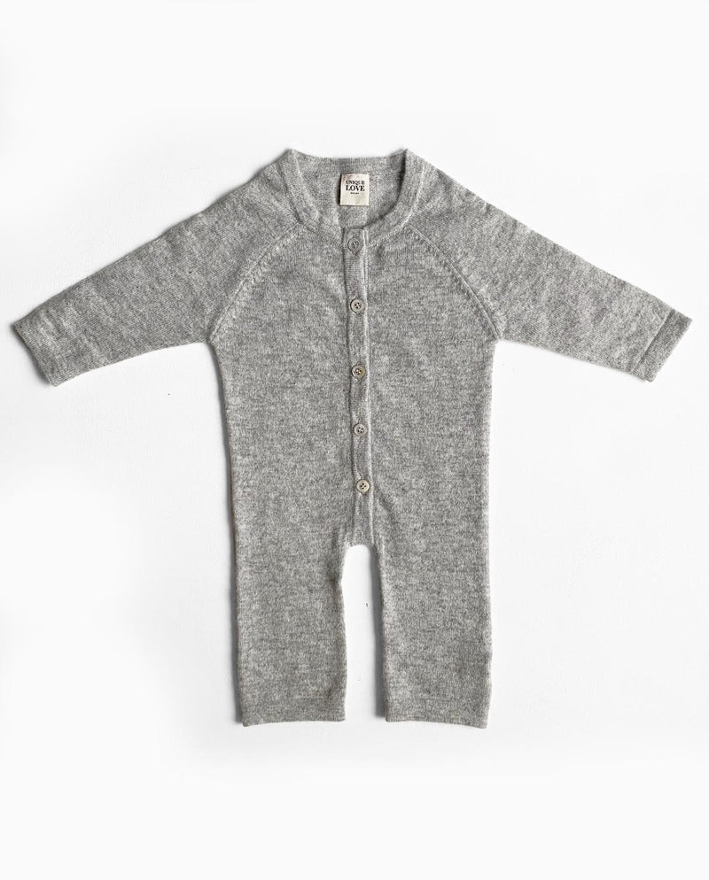 Baby Cashmere Overall in hellgrau mit langen Armen und Beinen, einer Knopfleiste und einem Rundhalsausschnitt. 