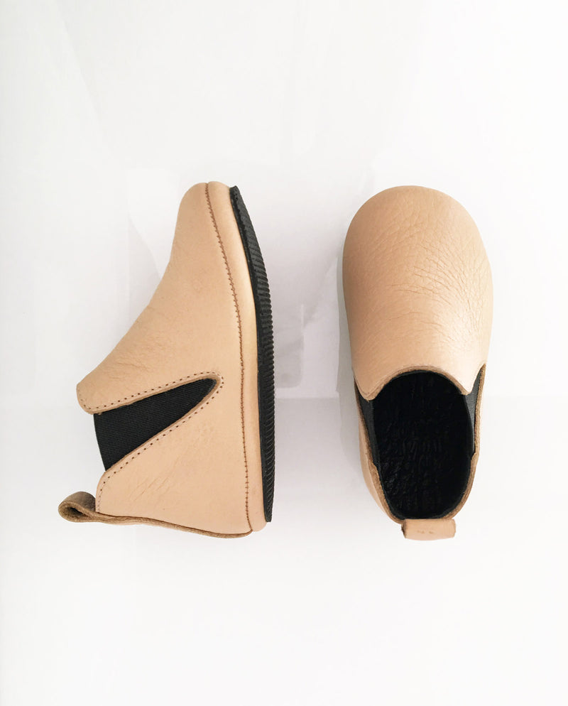 Chelsea Boots – Lederschuhe zum Laufen Lernen für Kleinkinder in der Farbe caramel In der Front- und Seitenansicht.