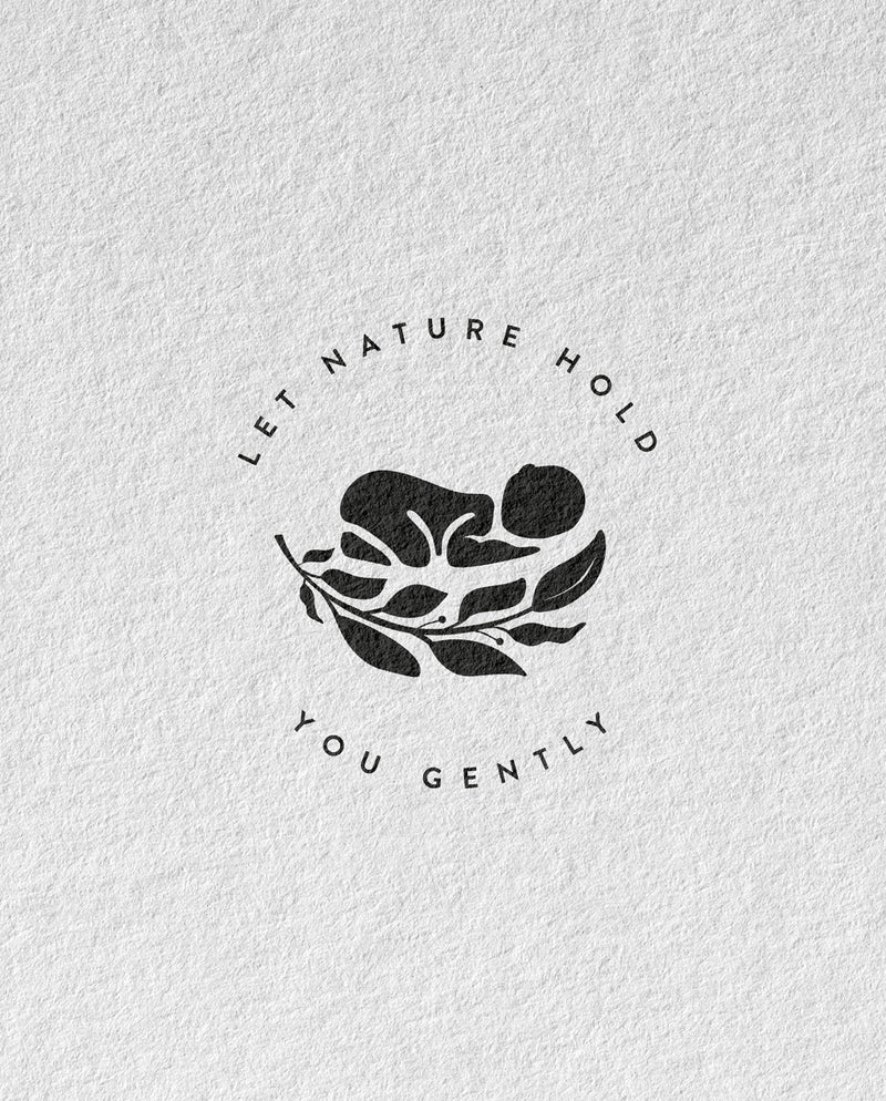 Siegel: „Let nature hold you gently“ Schriftzug bildet einen Kreis. Eine Baby dargestellt als Silhouette liegt auf Zweigen im inneren des Kreises.