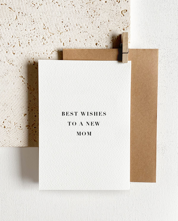 Rechteckige Grußkarte zum Klappen mit braunem Briefumschlag und Holzklemme. Spruch: "Best wishes for a new mom"