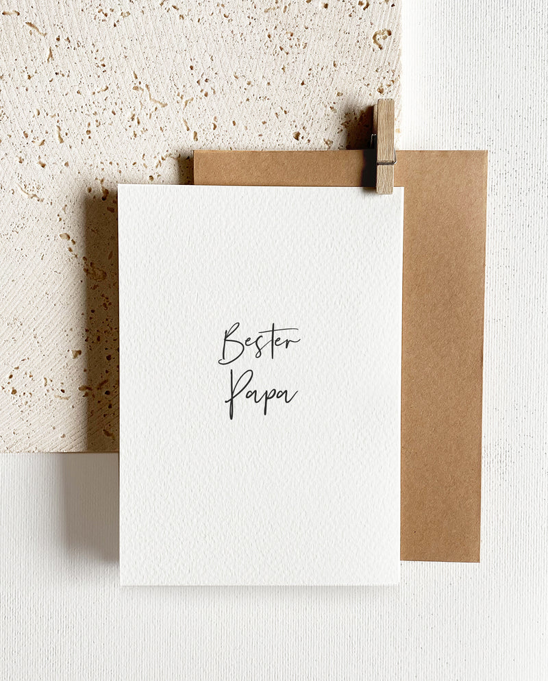 Rechteckige Grußkarte zum Klappen mit braunem Briefumschlag und Holzklemme. Spruch: "Bester Papa"