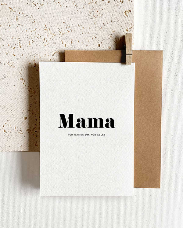 Rechteckige Grußkarte zum Klappen mit braunem Briefumschlag und Holzklemme. Spruch: "Mama, ich danke dir für alles"