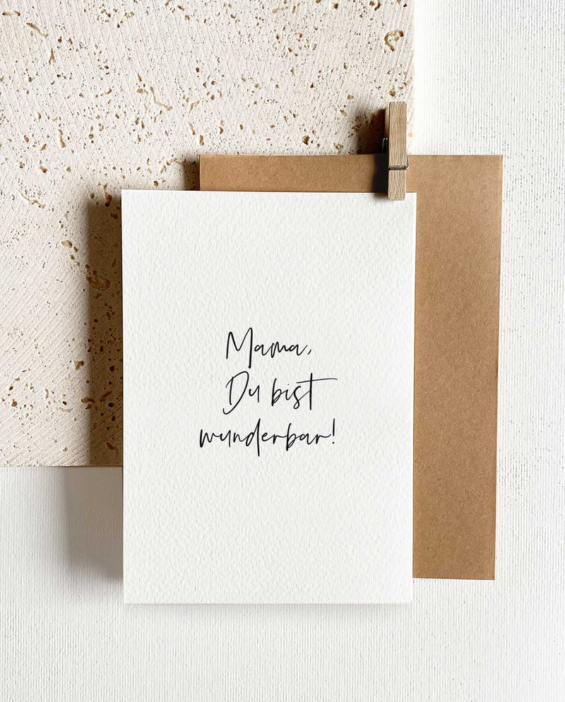 Rechteckige Grußkarte zum Klappen mit braunem Briefumschlag und Holzklemme. Spruch: "Mama, Du bist wunderbar!"
