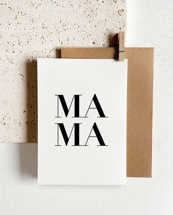 Rechteckige Grußkarte zum Klappen mit braunem Briefumschlag und Holzklemme. Spruch: "MAMA" in Großbuchstaben.