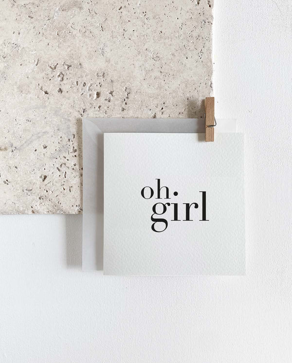Quadratische Grußkarte zum Klappen mit milchigem Briefumschlag und Holzklemme. Spruch: "oh girl"