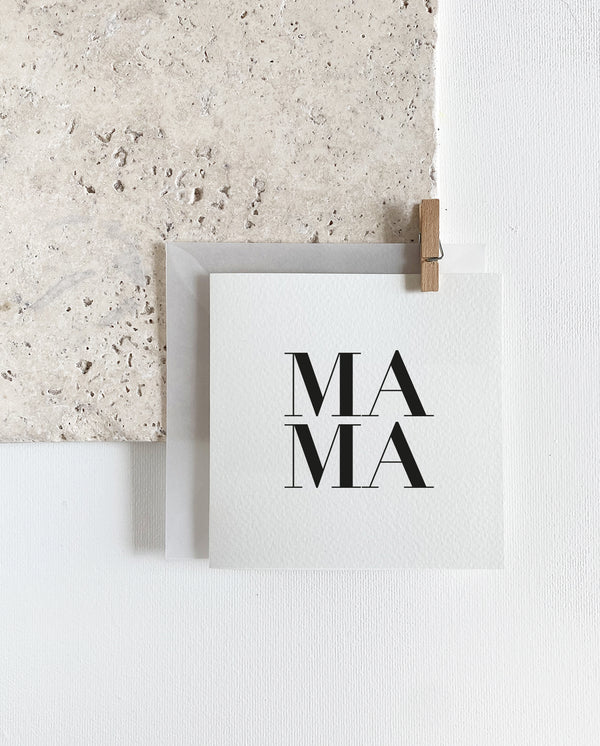 Quadratische Grußkarte zum Klappen mit milchigem Briefumschlag und Holzklemme. Spruch: "MAMA"