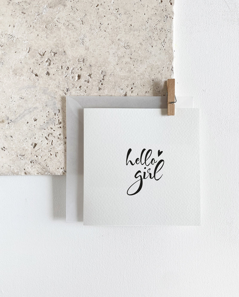 Quadratische Grußkarte zum Klappen mit milchigem Briefumschlag und Holzklemme. Spruch: "hello girl"