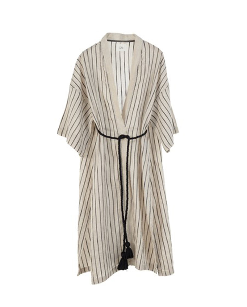 Kimono, Bademantel mit schwarzen Streifen auf beigem Stoff und einer Kordel zum Binden.