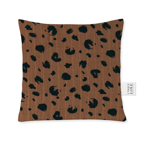 Quadratisches Kirschkernkissen mit auffälligem Leo-Print als Designelement.