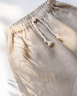 Detailaufnahme der Schnürung am Bund der Leinen Stoffhose für Kinder und Babys in creme.