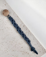 Schnullerband aus Stoff im Makramee Design mit Holzclip in der Farbe dunkelgrau.